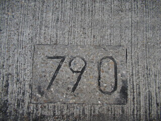 Zahl 790 in Stra&szlig;enbelag