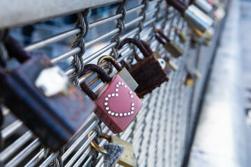Cadenas sur un pont symbolisant l'amour