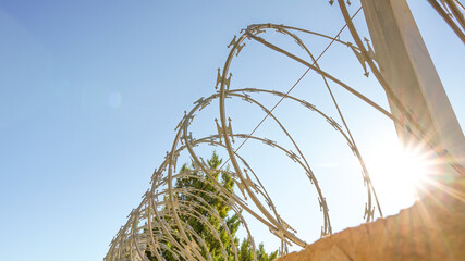 Concertinas en perímetro de seguridad de valla protectora,, la antigua valla de espino modernizada.