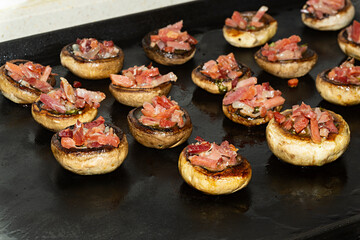 Champiñones con jamón a la plancha-