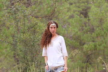 Novia con cadena de cabeza bohemia, Gitana-Turca
Joyería India para el pelo
Accesorio de boda, diadema bohemia
Con el bosque de fondo