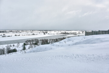 Fototapeta na wymiar Winter view of the Oka river from the bank of the village of Konstantinovo. W