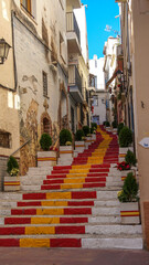 Escalera con los peldaños pintado con la bandera de España en la localidad alicantina de Calpe,