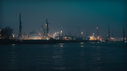 Fototapeta na wymiar Hamburger Hafen am morgen