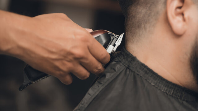 Haircut in the barber with hairmachine