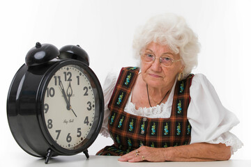 Seniorin mit großem Uhrwecker