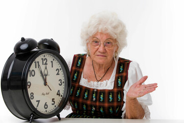 Seniorin mit großem Uhrwecker