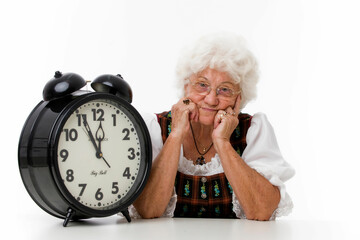Seniorin mit großem Uhrwecker