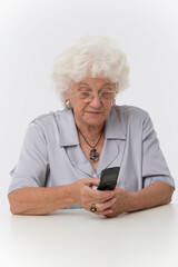 Seniorin mit Handy  
