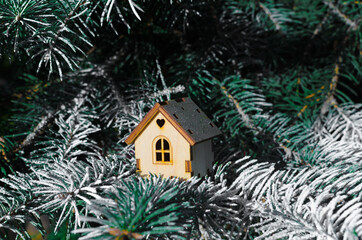 Obraz na płótnie Canvas small decorative Christmas wooden pendant on a spruce branch