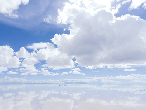 Salar de Uyuni con nubes y espejos
