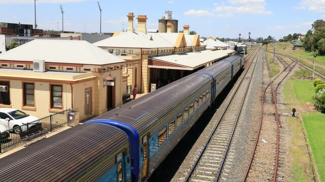 Passenger train Sydney &ndash; Melbourne departs Wagga Wagga station in 4k.
