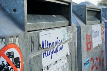 Altpapiercontainer / Paper Container