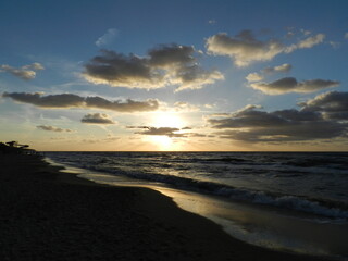 Obraz premium Beautiful sunset on the Baltic Sea. A walk along the seashore during your vacation. Perfect wallpaper.