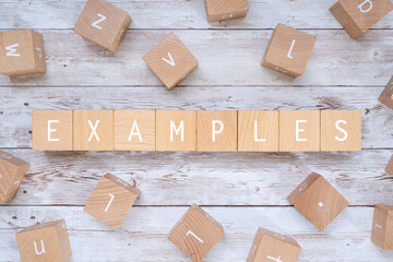 「EXAMPLES」と書かれた積み木