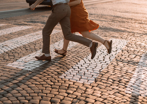 Couple in love crosses the road
