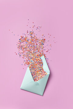 Colored spheres falling in envelope