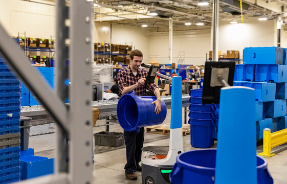 E-Commerce Warehouse with robot 