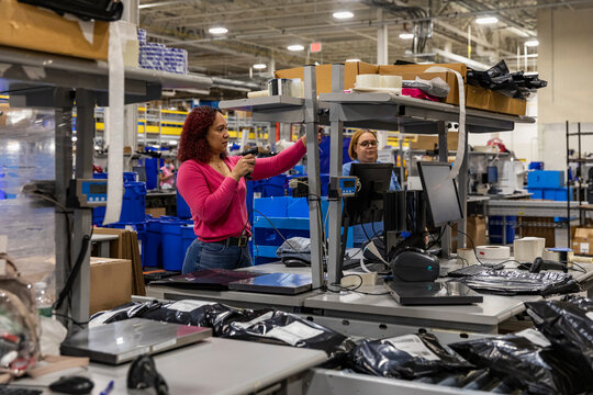 Skilled worker at online warehouse 