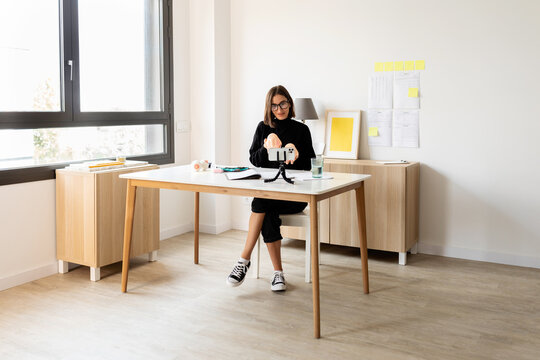 Ginecologist talking about sex toys online