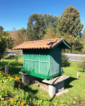 Wooden H&oacute;rreo in a farm