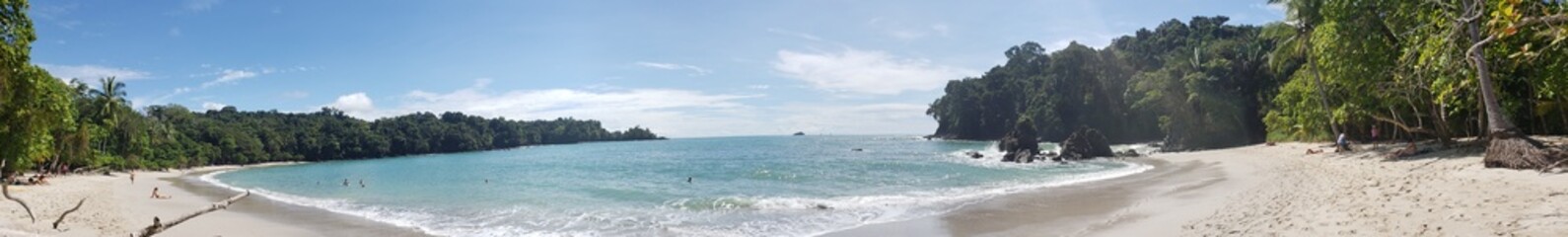 Foto paronamica de playa en parque nacional manuel antonio