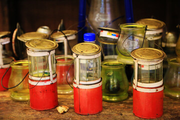 The three petromak lamps below are orange, and behind them are many petromax lamps.