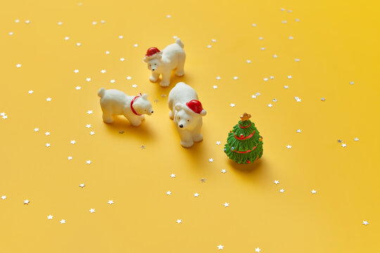 White bears figurines with christmas tree in studio
