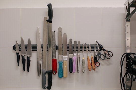 Various knives and spatulas in confectionery
