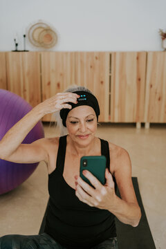 Female connecting sports headband with speakers