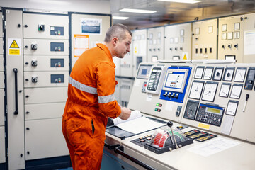 Marine engineerstarts or stops main engine