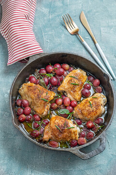 Braised chicken with grapes
