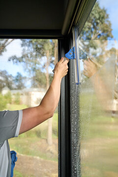 Window cleaner using squeegee