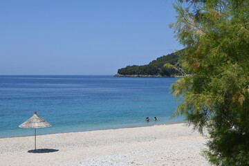 Strand am Meer mit Sonnenschirm in Albanien