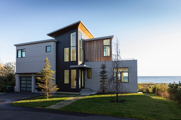 Obraz premium Front of Modern Luxury Oceanfront Home Entrance 