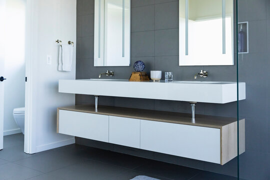 Luxury Bathroom in Home with minimalist decor 