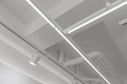 Piping and lamps that cross the ceiling.