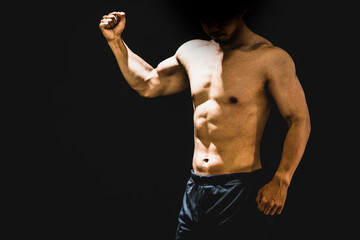 筋肉を鍛える男性（腕）
