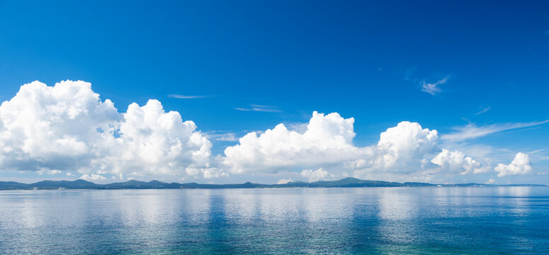 Fototapeta White cloud rising from sea horizon.