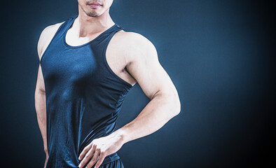 腕の筋肉を鍛える男性
 - obrazy, fototapety, plakaty