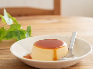 テーブルに置かれたプリン