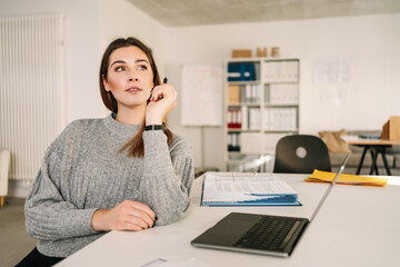 Obraz premium Young businessswoman mulling over a new idea