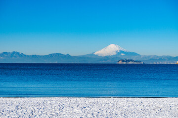 神奈川県逗子海岸からの富士山と江ノ島
