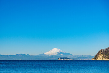 神奈川県逗子海岸からの富士山と江ノ島