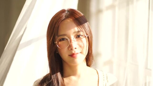 눈부신 햇살 사이로 걸어오는 소녀