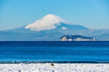 神奈川県逗子海岸からの富士山と江ノ島