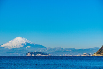 神奈川県逗子海岸からの富士山と江ノ島
