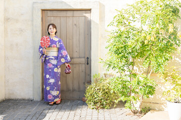 Fototapeta premium 浴衣を着た若い女性
