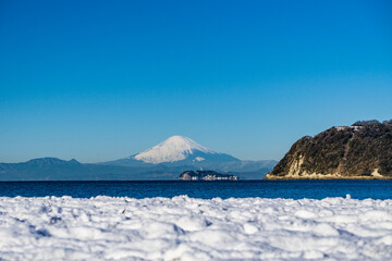 神奈川県逗子海岸からの富士山と江ノ島