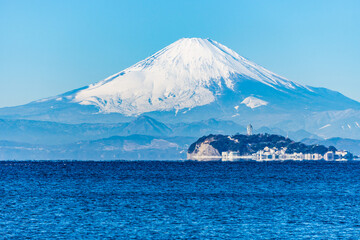 神奈川県逗子海岸からの富士山と江ノ島